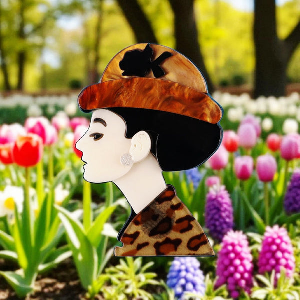 Vintage Vixen Brooch: A Stylish Nod to a Golden Era. Elegant Brooch for Sophisticated Events.