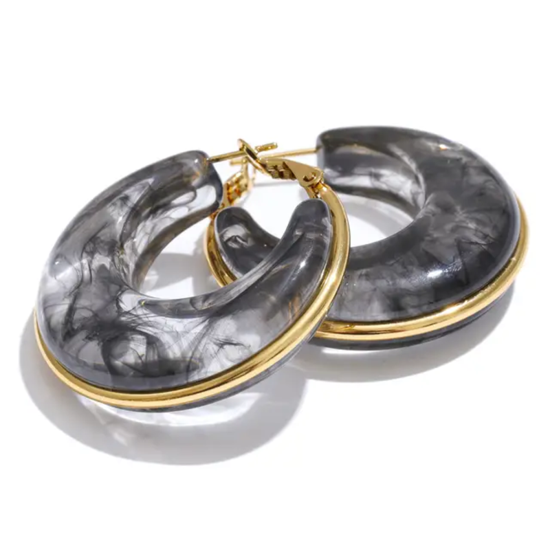 SWEET AMBER Earrings: A Juicy Touch of Retro Charm. Elegant Earrings for Sophisticated Events.