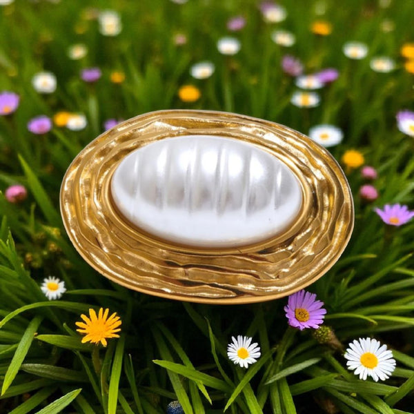 Gatsby Glamour Pin: A touch of vintage sophistication. An Elegant Statement for Every Event.