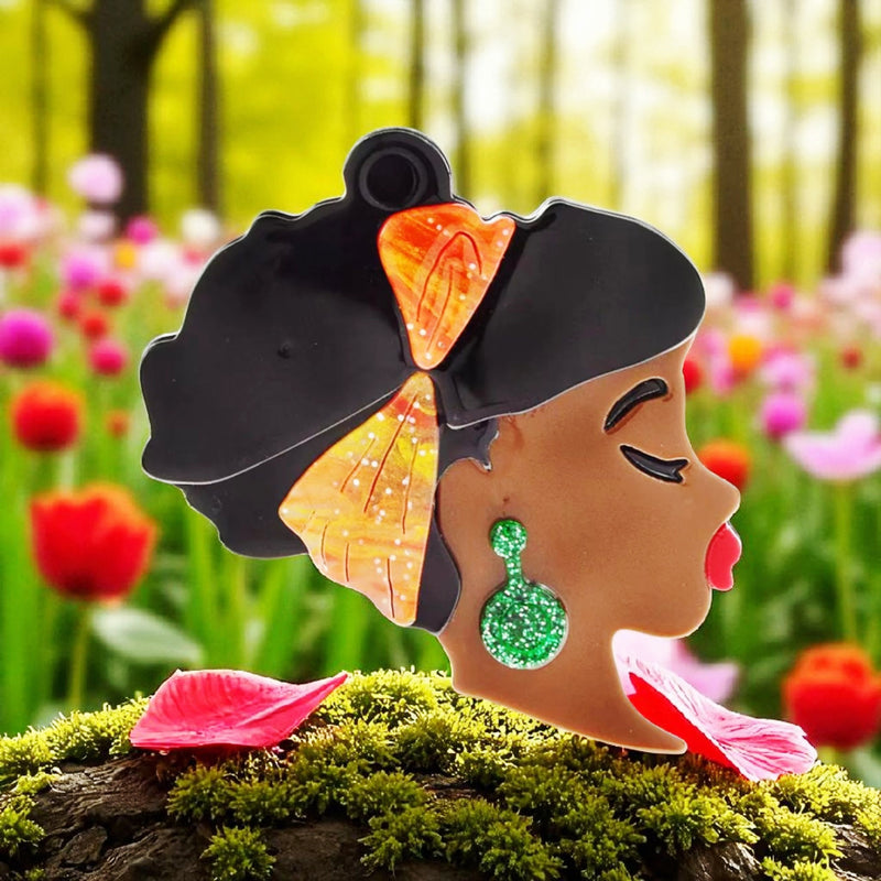 Glimmering Profile Brooch: Beauty in every detail. Elegant Brooch for Sophisticated Events.